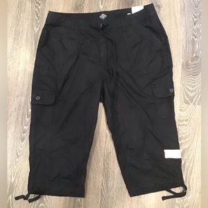 St. Johnโs Bay Capris NWT